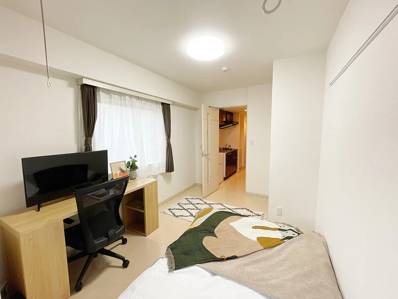 写真はお部屋のイメージです。ラグなどの室内装飾はございません。