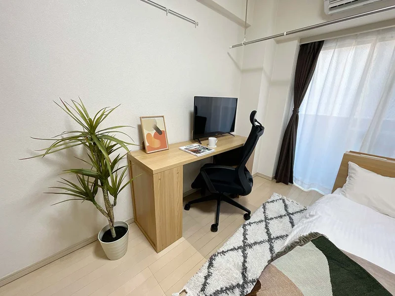 写真はお部屋のイメージです。ラグなどの室内装飾はございません。