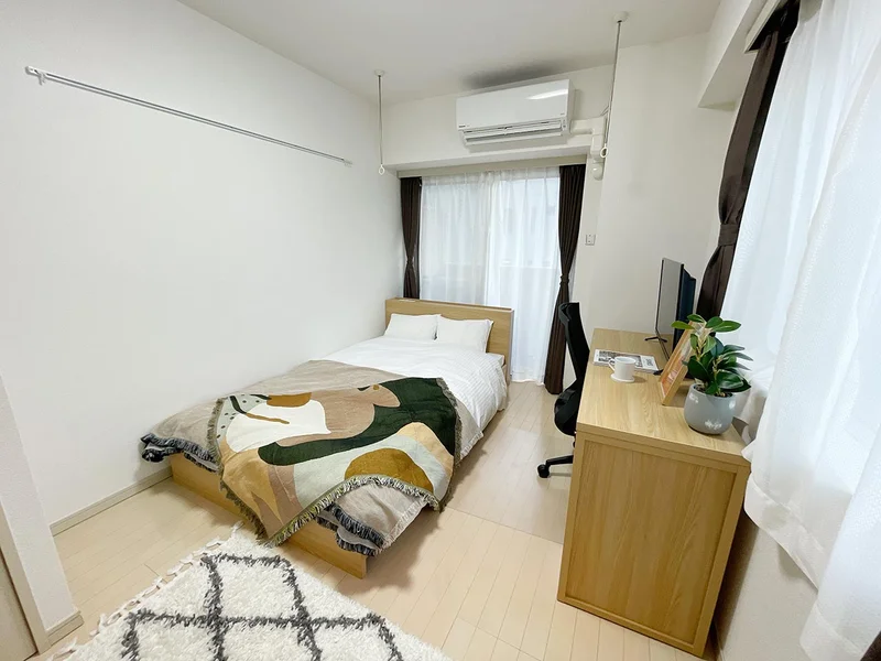 写真はお部屋のイメージです。ラグなどの室内装飾はございません。