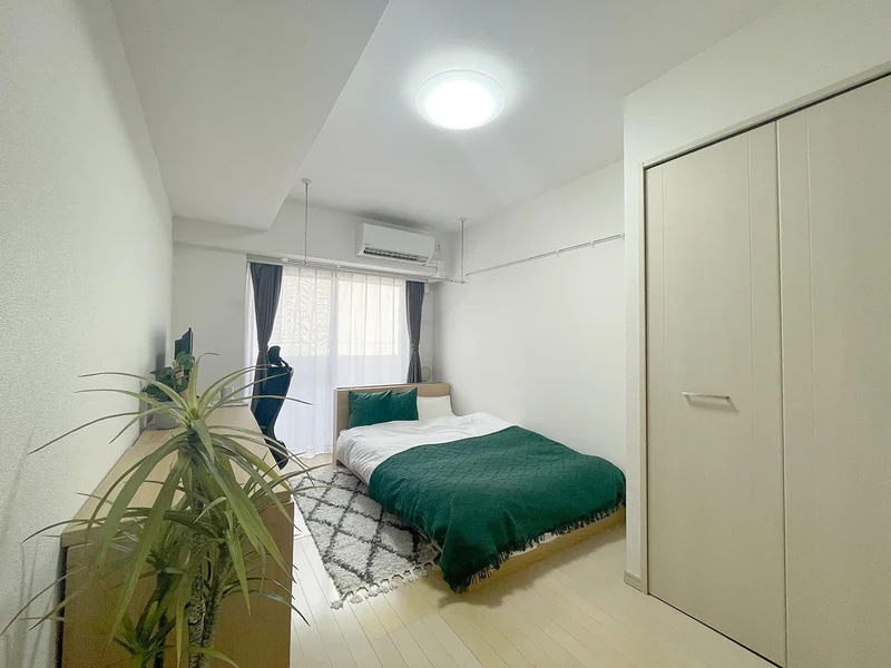 写真はお部屋のイメージです。ラグなどの室内装飾はございません。