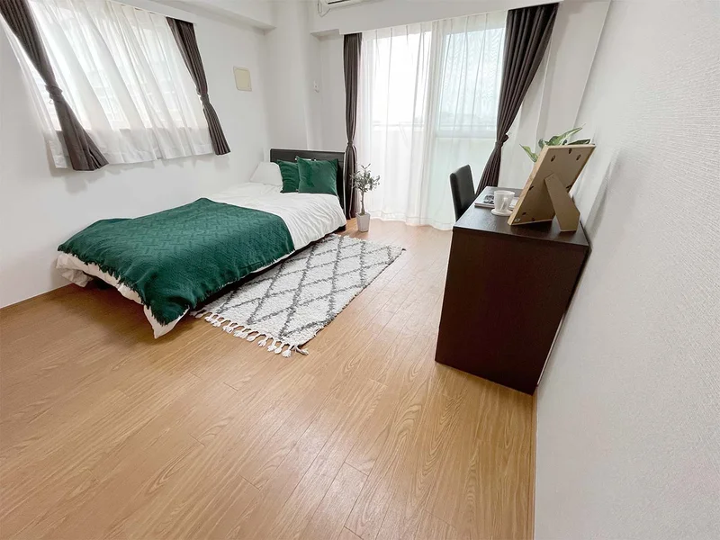 写真はお部屋のイメージです。ラグなどの室内装飾はございません。