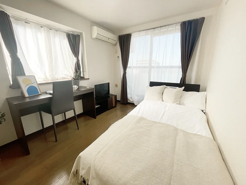 写真はお部屋のイメージです。ラグなどの室内装飾はございません。