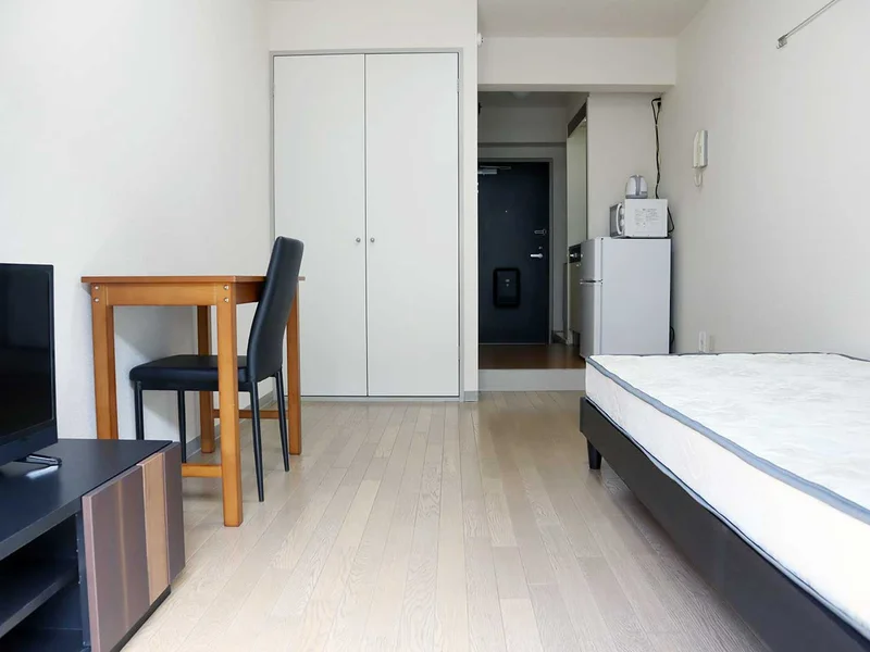 写真はお部屋のイメージです。ラグなどの室内装飾はございません。