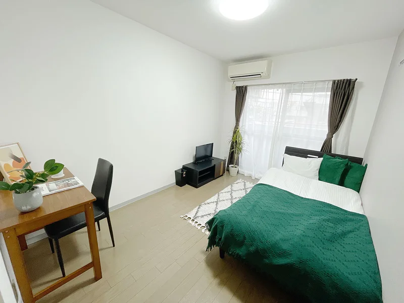 写真はお部屋のイメージです。ラグなどの室内装飾はございません。