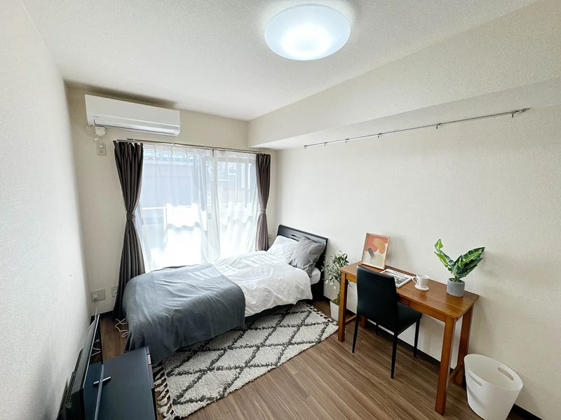 写真はお部屋のイメージです。ラグなどの室内装飾はございません。