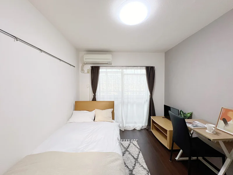 写真はお部屋のイメージです。ラグなどの室内装飾はございません。