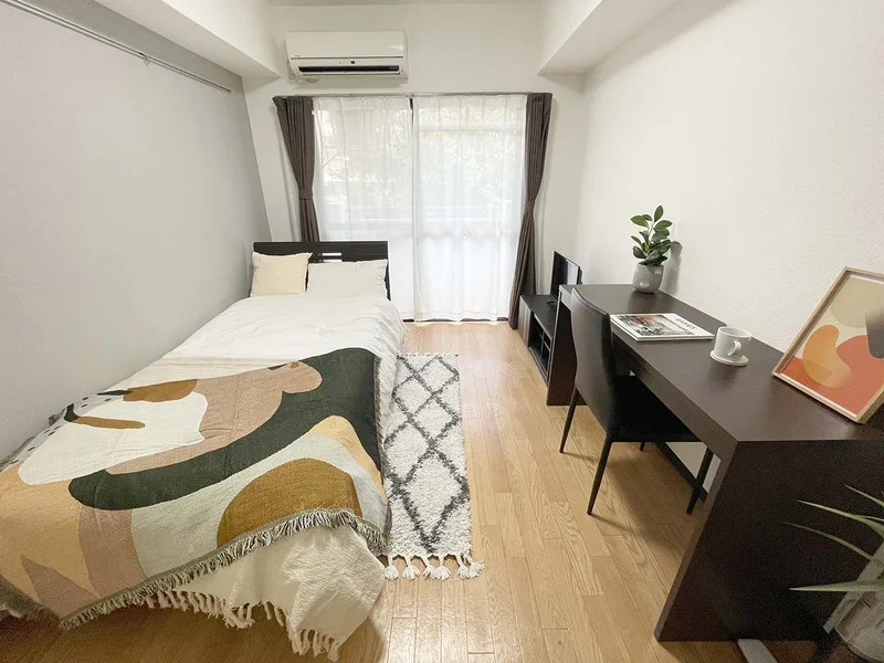 写真はお部屋のイメージです。ラグなどの室内装飾はございません。