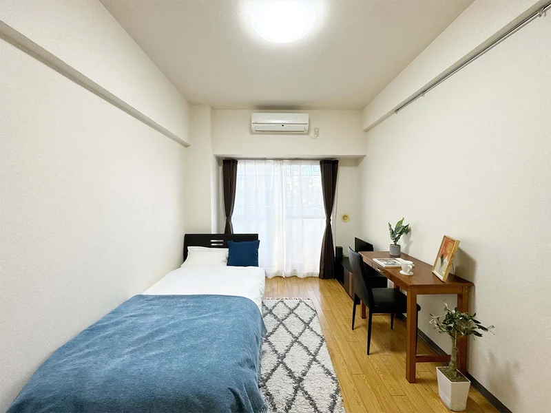 写真はお部屋のイメージです。ラグなどの室内装飾はございません。