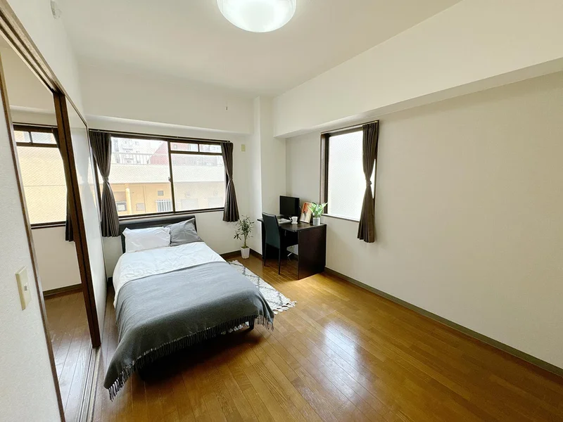 写真はお部屋のイメージです。ラグなどの室内装飾はございません。