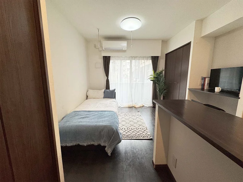 写真はお部屋のイメージです。ラグなどの室内装飾はございません。