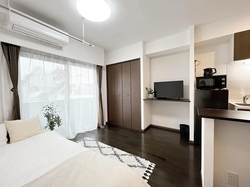 写真はお部屋のイメージです。ラグなどの室内装飾はございません。