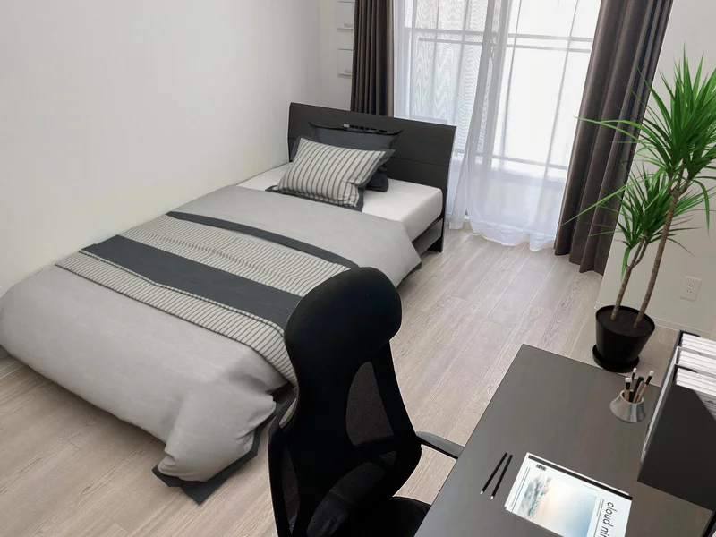 写真はお部屋のイメージです。ラグなどの室内装飾はございません。