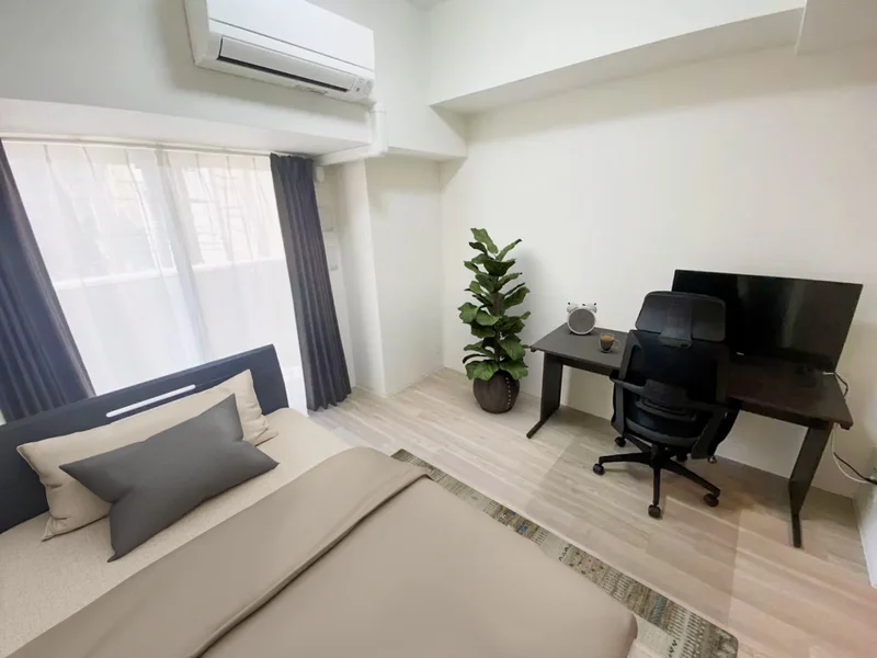 写真はお部屋のイメージです。ラグなどの室内装飾はございません。