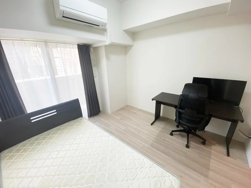 写真はお部屋のイメージです。ラグなどの室内装飾はございません。