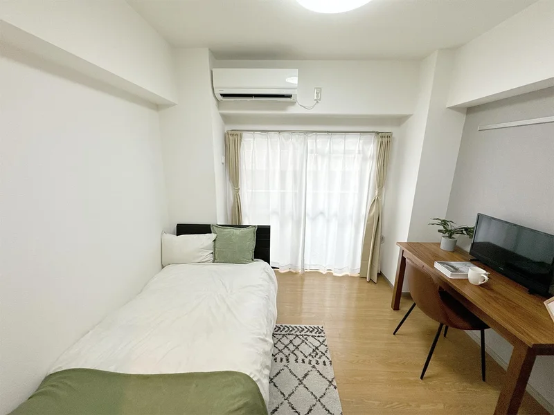 写真はお部屋のイメージです。ラグなどの室内装飾はございません。