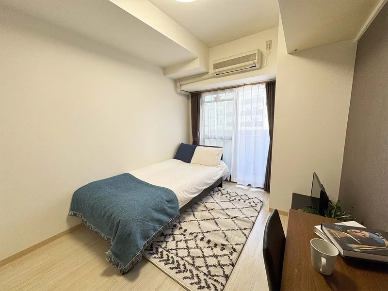 写真はお部屋のイメージです。ラグなどの室内装飾はございません。