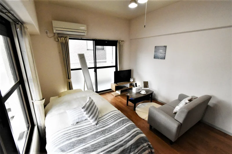 ソファ付きで　ごゆっくりくつろげるお部屋！　テレビもありで娯楽タイムに一役♪