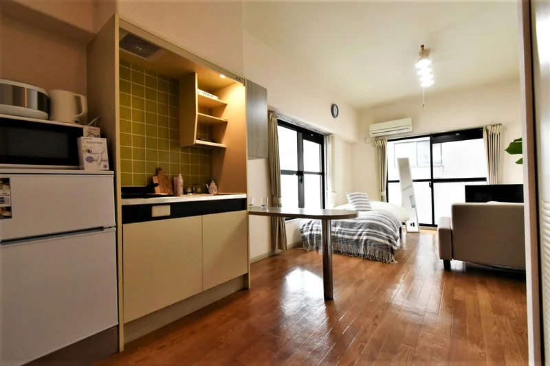 カウンターあり　料理など置いたりできます！　冷蔵庫・電子レンジ・電気ケトルなどホテルにはないラインナップ！