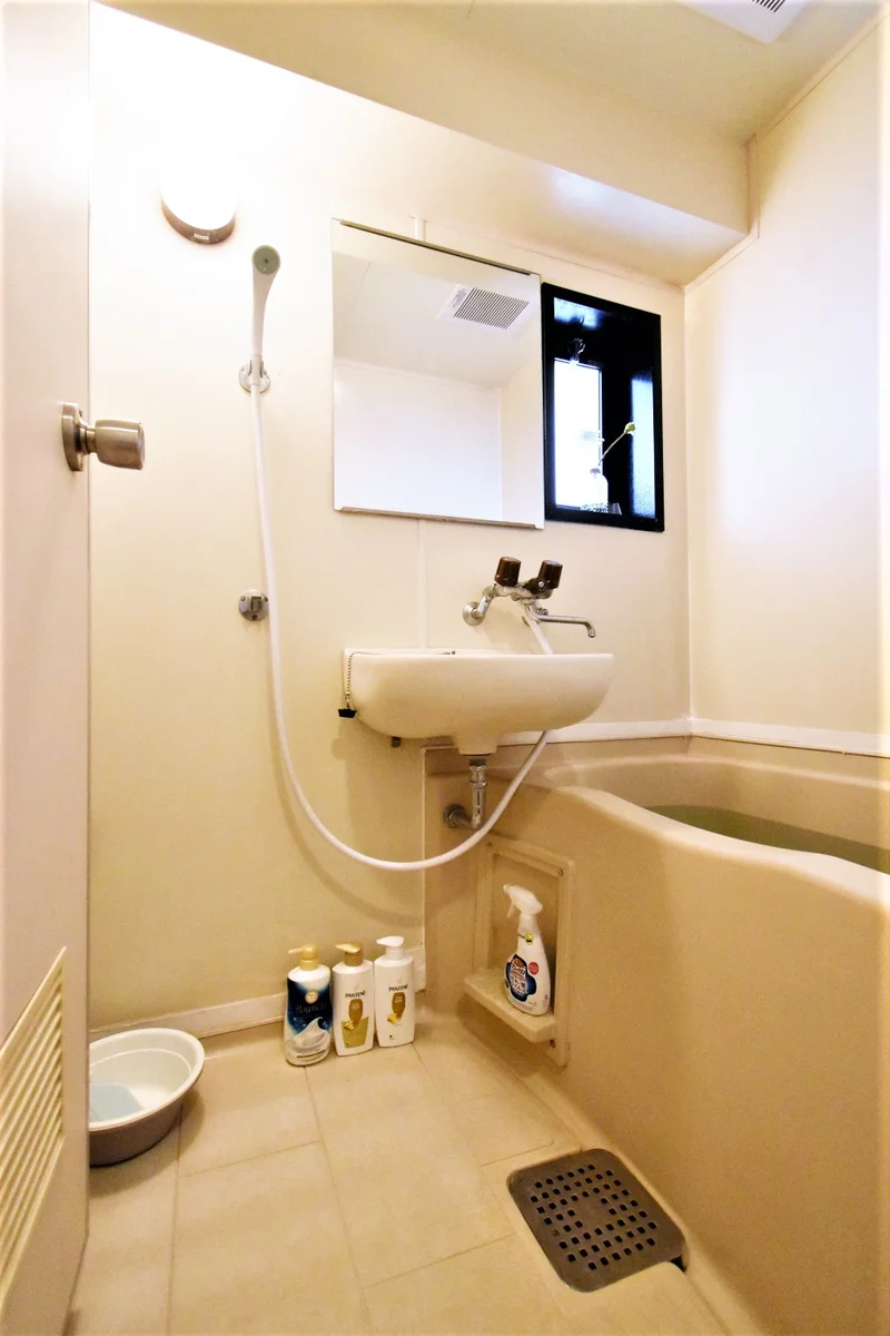 シャンプー・コンディショナー・ボディーソープやお風呂洗剤・スポンジなど清掃道具もあります！　湯船にも疲れて一日の疲れを落としていただけます。