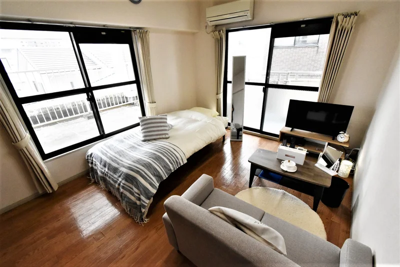 角部屋で開放的な空間！　窓が多く光を取り入れやすい明るいお部屋♪　家具家電付きで荷物軽くご入居いただけます。