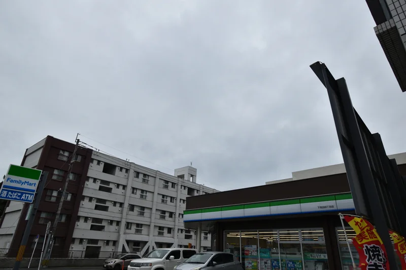 ファミリーマート 二中通電停前店まで徒歩6分、450m