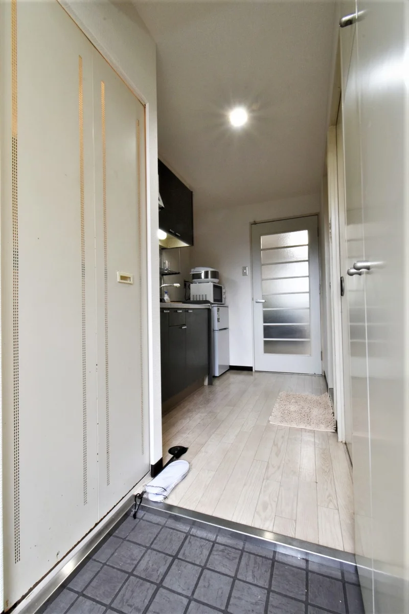 玄関スペースが広々としていて　キッチンで自炊する際も広々とお使いいただける仕様となっております！　