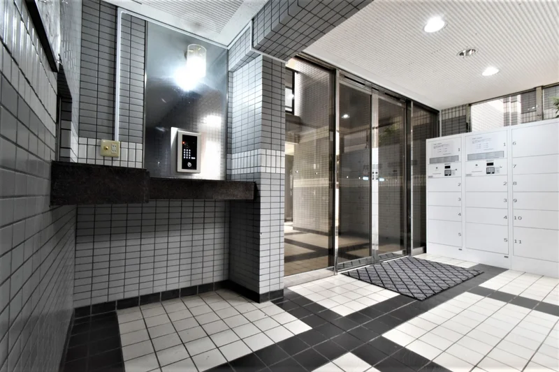 オートロック付で鍵にて解錠　セキュリティに考慮されていて　安心安全な設備です！