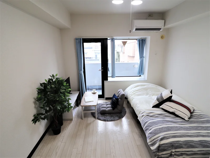 白色を基調にした清潔感のある室内です。　テレビ・座椅子等あり　お部屋でくつろいでいただける　家具家電付きマンスリーマンション！