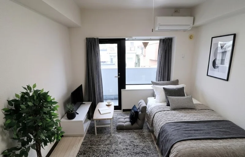 白色を基調にした清潔感のある室内です。　テレビ・座椅子等あり　お部屋でくつろいでいただける　家具家電付きマンスリーマンション！※植木と額とクッションなどは写真用です。