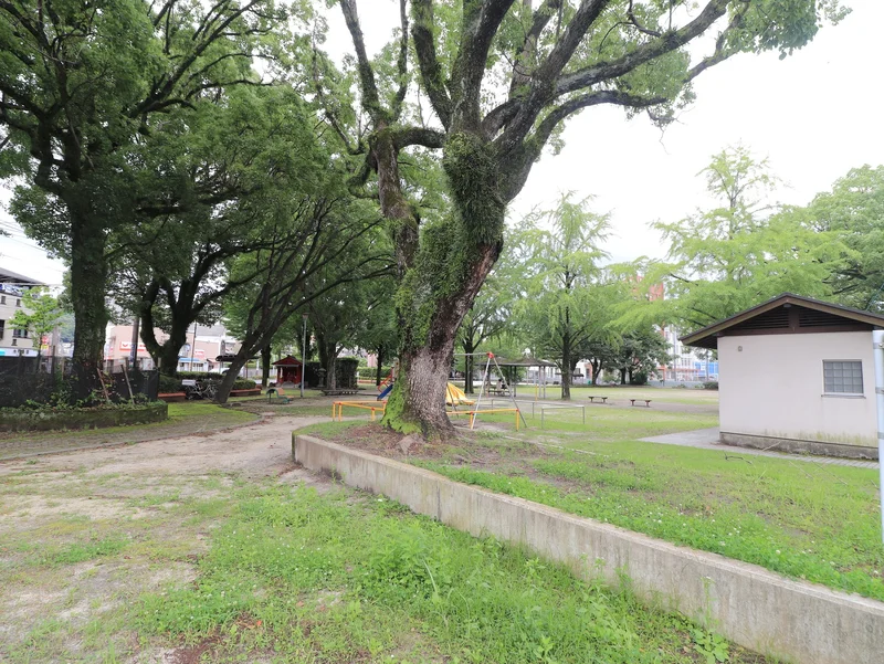 城西公園まで徒歩4分、270m