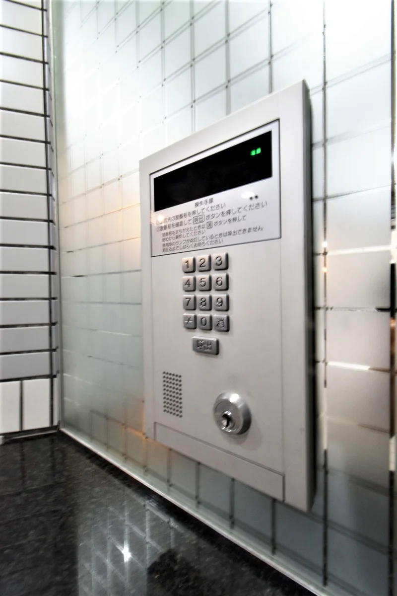 オートロック付で鍵にて解錠　セキュリティに考慮された物件！