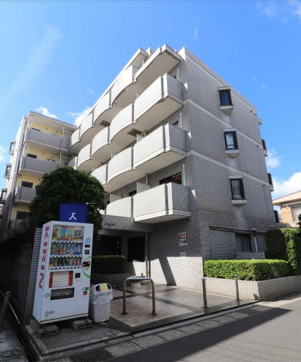 オートロック付で　自動販売機もあるので　コンビニに行かなくてもこちらで購入可能！