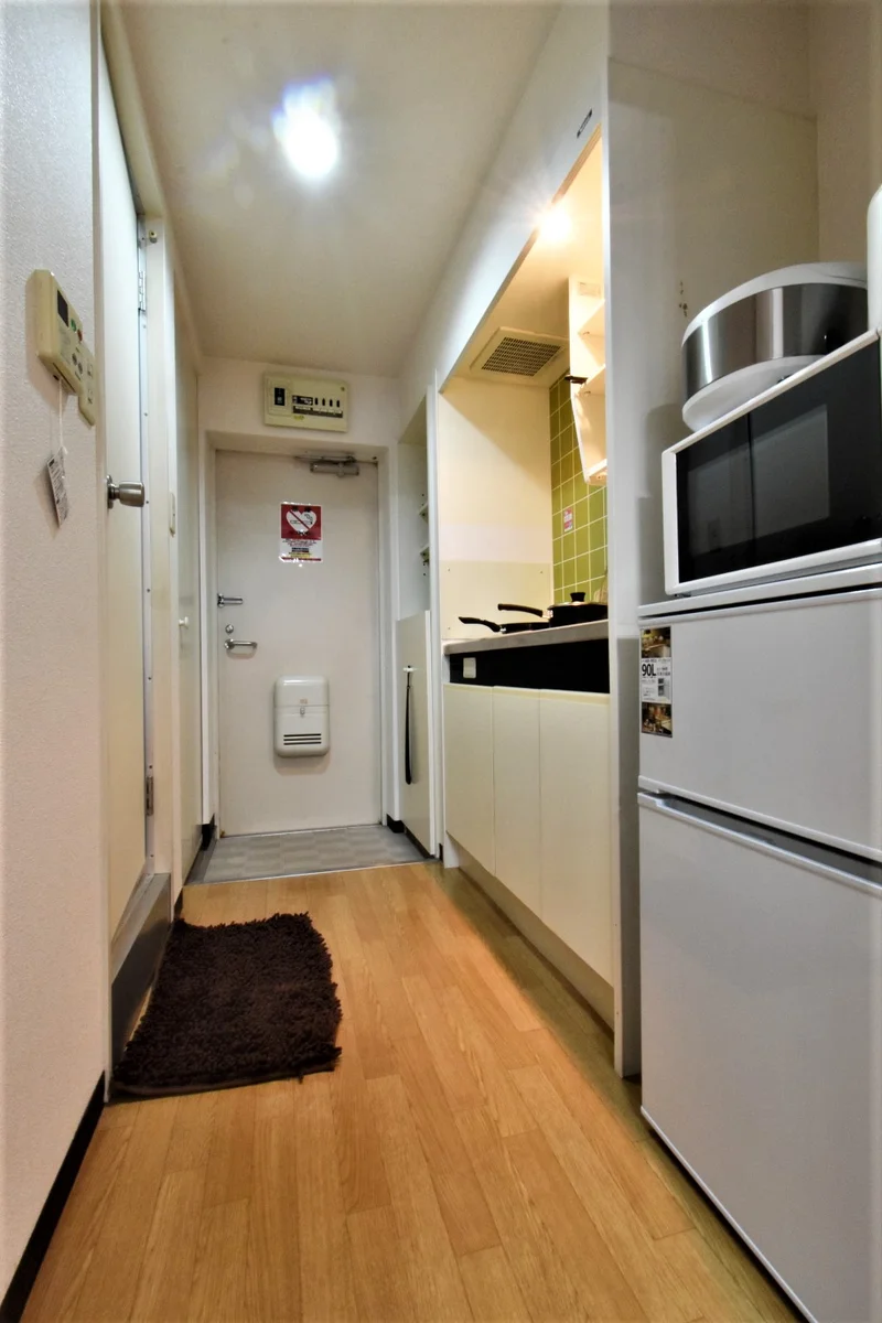 ブレーカーは玄関上部　キッチンスペースも十分な広さで自炊するときも便利！