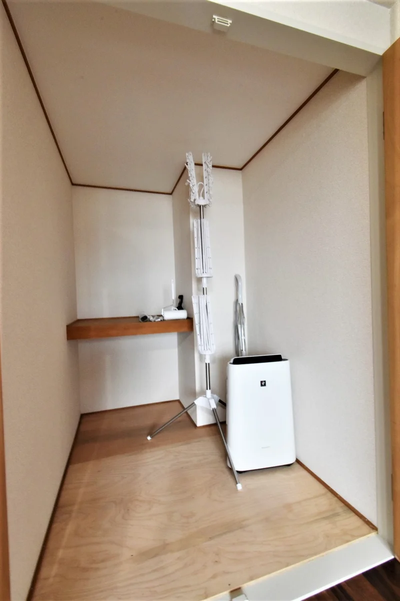 収納スペースへ空気清浄機やコロコロなどもあり！