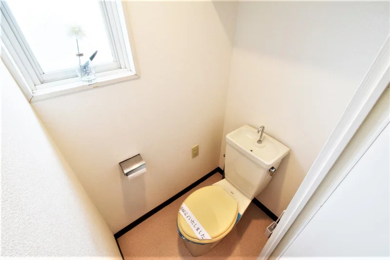 バストイレ別！トイレットペーパーなど備品あり便利！　トイレブラシや洗剤も標準品！