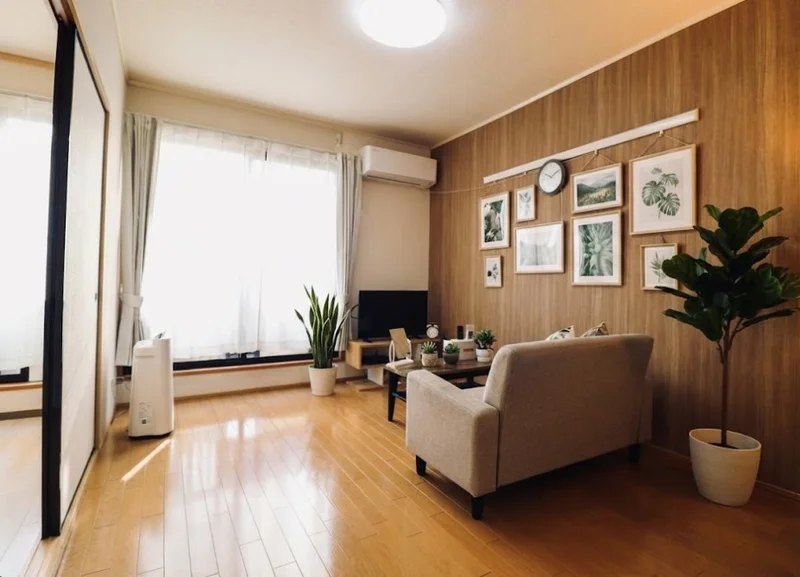 ソファ付きでデザインクロスを採用し　ウッディーなテイストを取り入れたお部屋※緑や額などは撮影用にて取り置きしております。