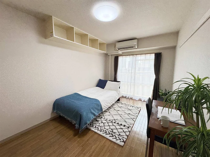 写真はお部屋のイメージです。ラグなどの室内装飾はございません。