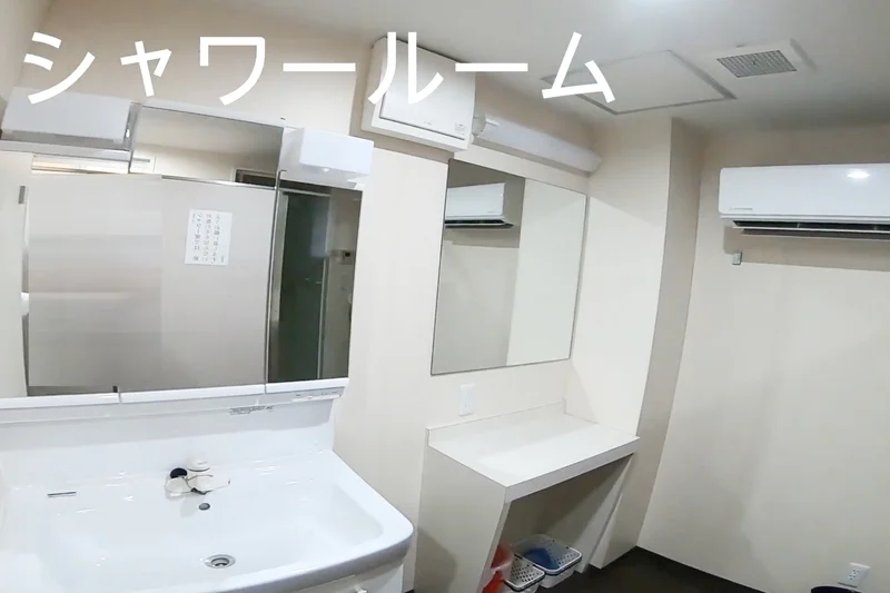 シャワールームにも洗面台完備◎