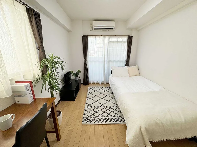 写真はお部屋のイメージです。ラグなどの室内装飾はございません。