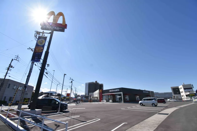 マクドナルド 丸亀競技場前店まで車で8分、3.7㎞