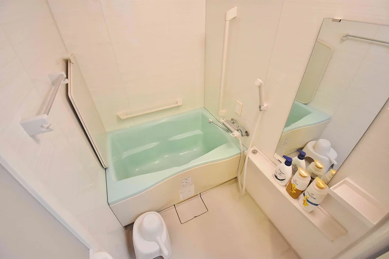 【バスルーム画像】広々使えるバスルーム。シャンプー、トリートメント、ボディーソープ完備★格安人気丸亀ウィークリーマンション。