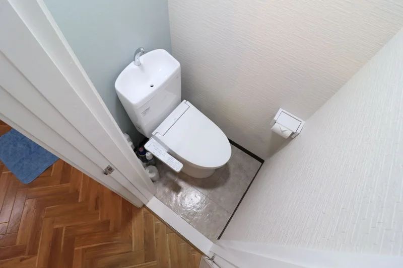 温水暖房便座付トイレあり！　トイレブラシや洗剤ありで清潔に保っていいただけます♪