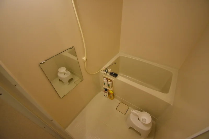 バスルーム画像です♪岐阜県各務ヶ原市ウィークリーマンションでは、お風呂用の椅子もあるのでごゆっくりと快適にご利用いただけます★