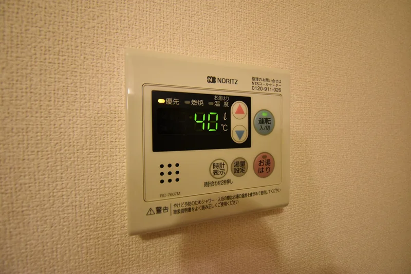温度調節機能も完備、お湯張りも簡単に出来ます♪また、スポンジ・浴槽用洗剤も完備で岐阜県各務ヶ原市エリアで長期利用向け。シャンプー・ボディソープ・タオルもご用意しておりますのでお荷物も少なく済みますね★