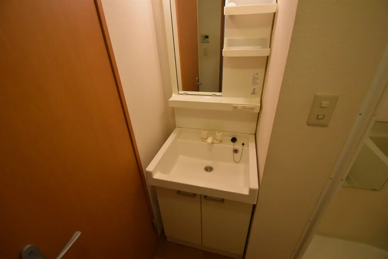 独立洗面台です♪洗濯機も室内に設置しており、岐阜県各務ヶ原市ウィークリーマンションでは、洗濯用洗剤もご用意しており、ご入居後すぐにご利用が可能です(^^♪