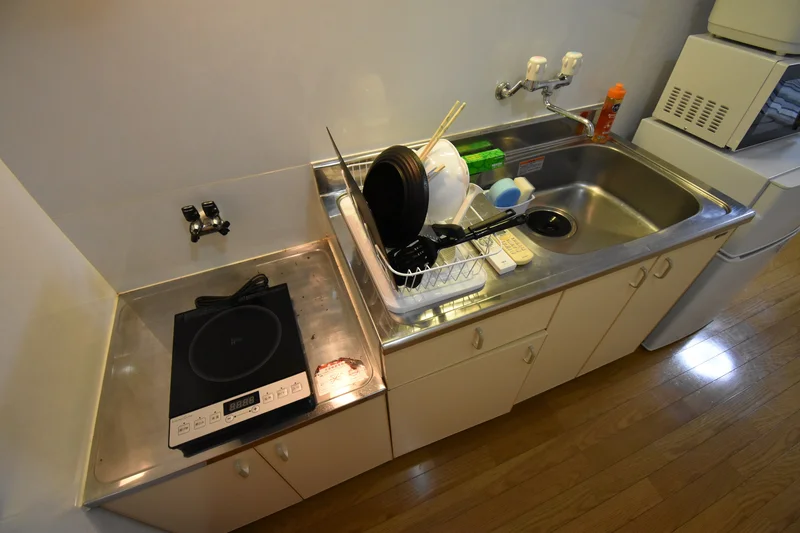 【キッチン画像】岐阜県各務ヶ原市ウィークリーマンション♪冷蔵庫、電子レンジ、炊飯器、ケトル、調理器具や食器類もご用意しております(^^♪