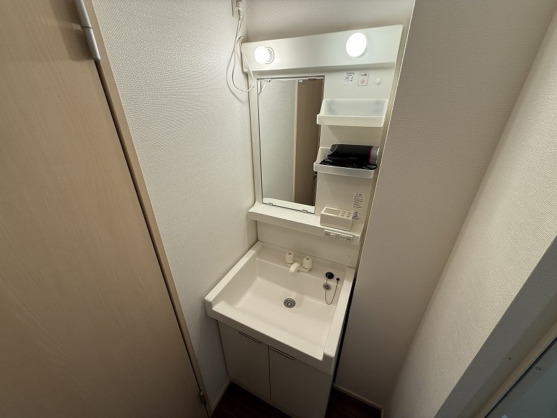 【独立洗面台】岐阜各務ヶ原市ウィークリーマンションでは、ドライヤー、歯ブラシ、洗剤類も多数完備♪旅行、出張、暮らしに関する手荷物を極限まで減らします‼