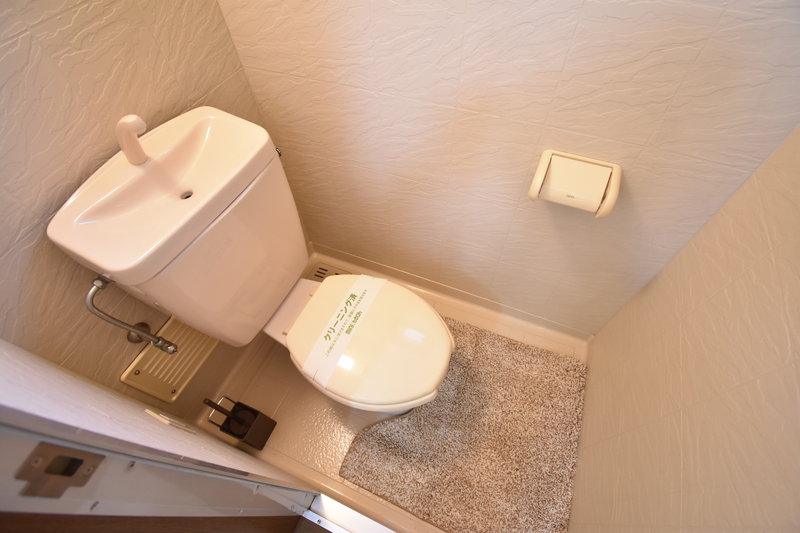 トイレ用洗剤、ブラシをご用意しておりますので長期ご利用の場合の気になる汚れなどもお掃除して頂けます♪オプション不要の岐阜各務ヶ原ウィークリーマンション。