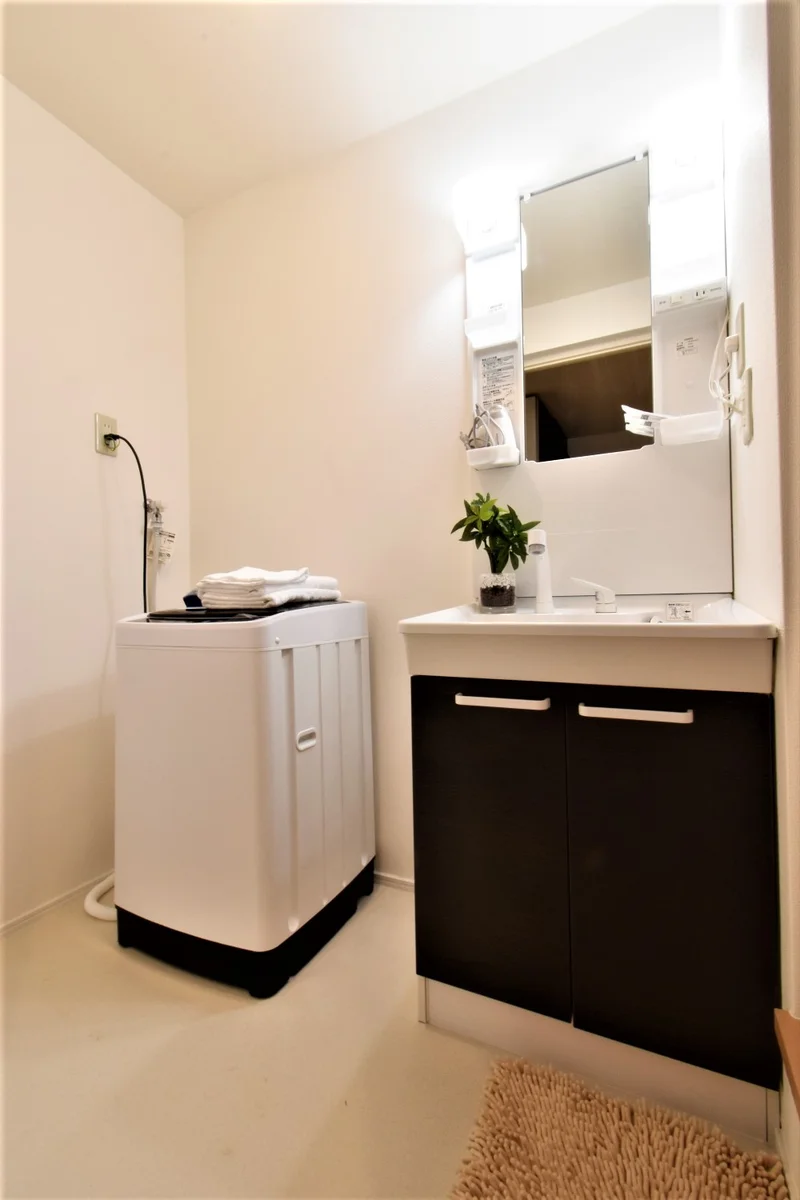 独立洗面台付・洗濯機もあり　洗濯洗剤も付いております！さらにハブラシやドライヤーなど備品類も豊富！長期滞在には嬉しいサービス！