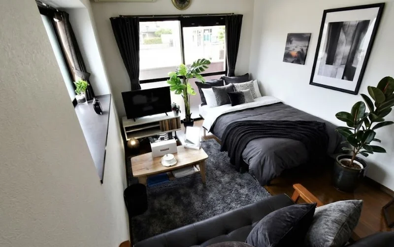 角部屋で　シックな感じの御部屋！ 　窓が多く光を取り入れやすい明るいお部屋です！　ソファ付きでゆったりとくつろげます。※植木と額とクッションなどの装飾は写真用です。